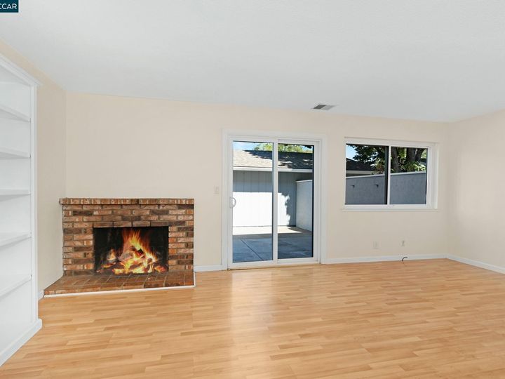 1401 Saint James Pkwy, Concord, CA, 94521 Townhouse. Photo 4 of 25