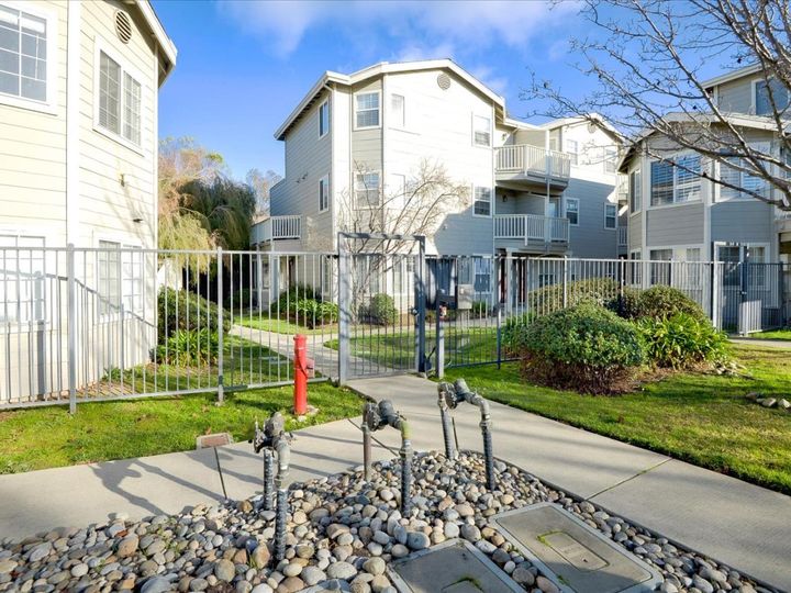 151 Margo Dr #2, Mountain View, CA, 94041 Townhouse. Photo 37 of 40