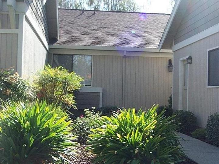 16 Donegal Way, Martinez, CA, 94553-6270 Townhouse. Photo 2 of 14