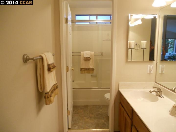 2 Donegal Way, Martinez, CA, 94553 Townhouse. Photo 13 of 25