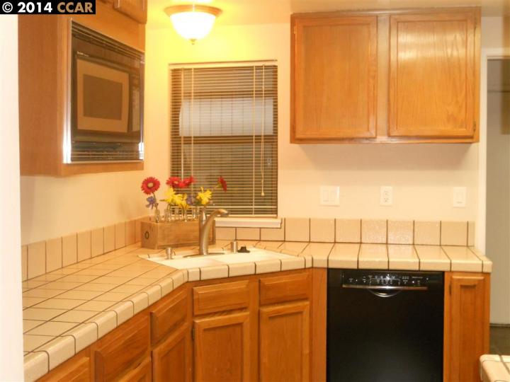 2 Donegal Way, Martinez, CA, 94553 Townhouse. Photo 4 of 25
