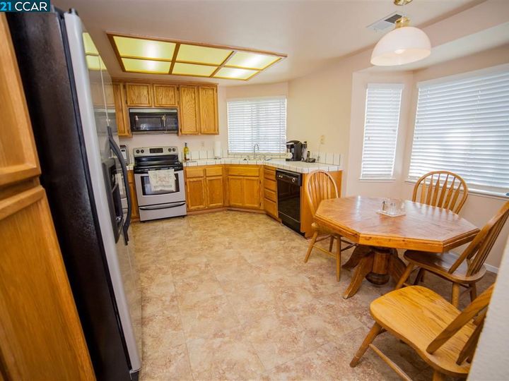 225 Heron Dr, Pittsburg, CA, 94565 Townhouse. Photo 9 of 38