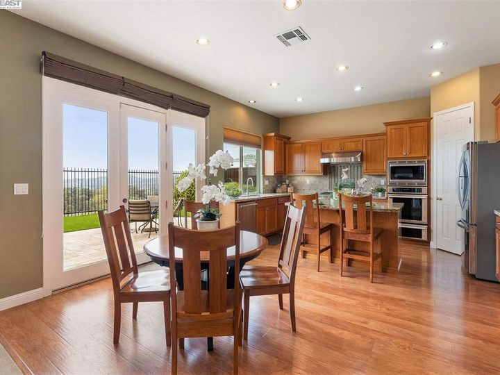 25526 Crestfield Cir, Castro Valley, CA | 5 Canyons. Photo 11 of 40