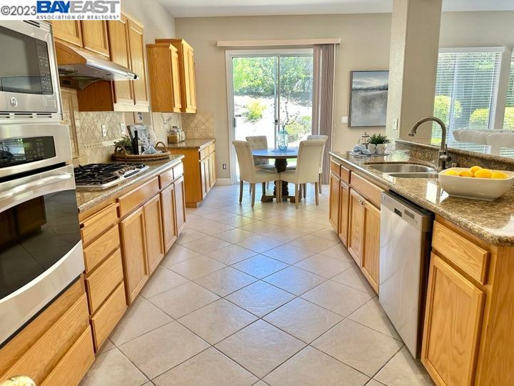 25536 Crestfield Dr, Castro Valley, CA | 5 Canyons. Photo 22 of 49