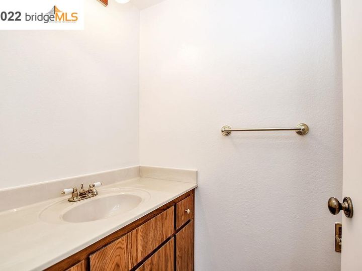 402 Shoreline Dr, Pittsburg, CA, 94565 Townhouse. Photo 12 of 30