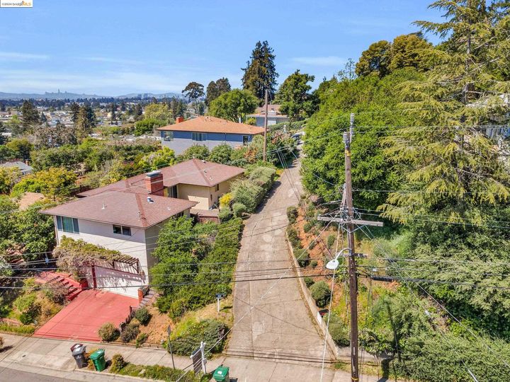 4031 Vale Ave, Oakland, CA | Redwood Heights. Photo 7 of 59