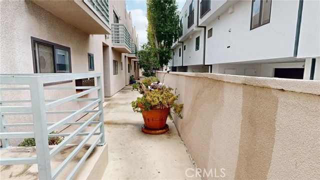 806 N Martel Ave #2, Los Angeles, CA, 90046 Townhouse. Photo 3 of 23