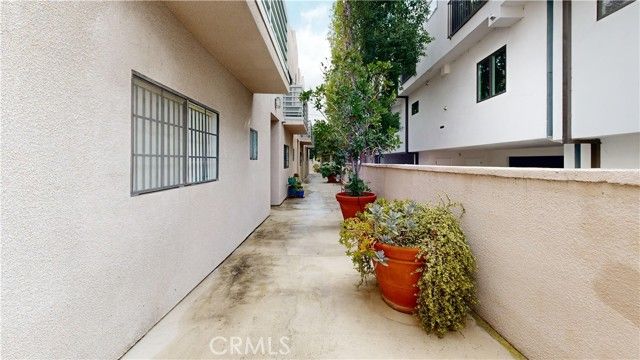 806 N Martel Ave #2, Los Angeles, CA, 90046 Townhouse. Photo 4 of 23