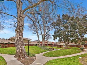 2071 Olivera Rd #A, Concord, CA, 94520 Townhouse. Photo 2 of 19