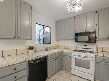 801 Nash Rd #I-3, Hollister, CA, 95023 Townhouse. Photo 6 of 26