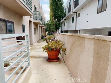 806 N Martel Ave #2, Los Angeles, CA, 90046 Townhouse. Photo 3 of 23