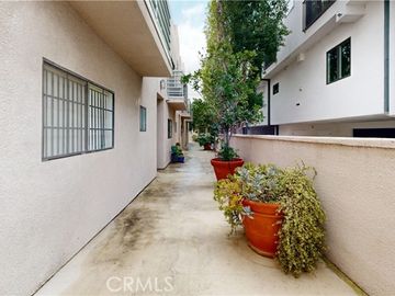 806 N Martel Ave #2, Los Angeles, CA, 90046 Townhouse. Photo 4 of 23